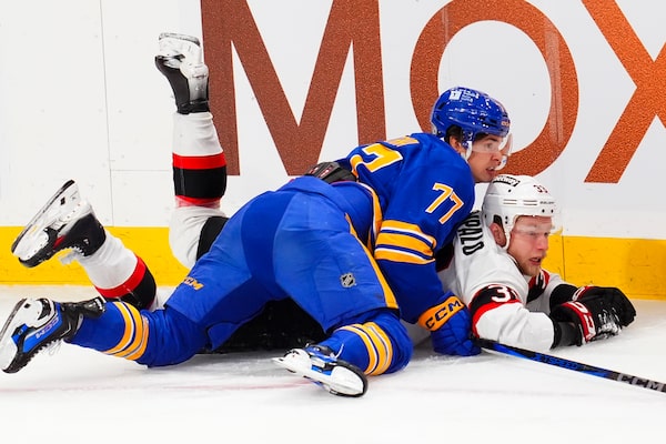 Ottawa Senators spelare stöter på buning från sina egna fans